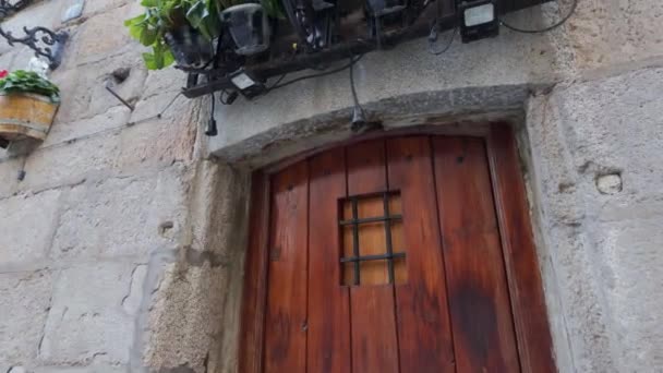 Antique Wooden Door Flower Decoration Old Building Madrid — Stock Video
