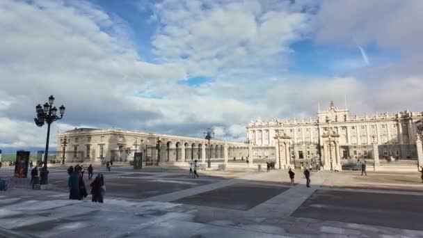 マドリードの王宮とアルムデナ大聖堂が位置する偉大なエスプラネードのタイムラプス — ストック動画