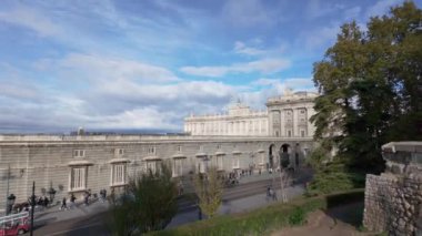 Büyük Almudena Katedrali 'nin dışı, İspanya' nın başkenti Madrid 'de bir turistik bölge.