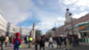 Madrid, İspanya 'daki Puerta del Sol' da turistlerin bulanık ve bulanık görüntüleri
