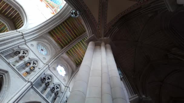 Grande Altura Das Colunas Pedra Que Suportam Telhado Catedral Almudena — Vídeo de Stock