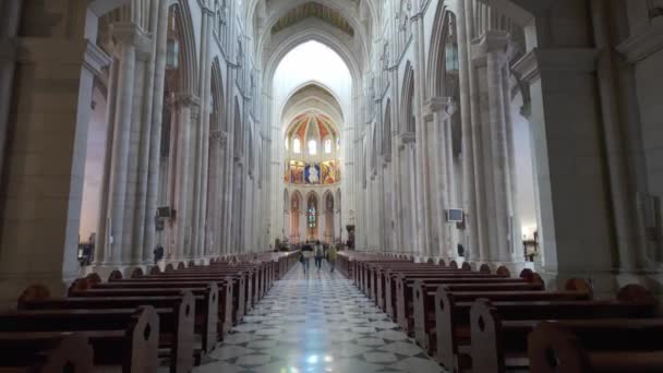 マドリードの首都スパンの偉大なアルムデナ大聖堂のインテリア建築 — ストック動画