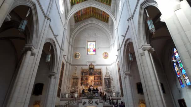マドリードの首都スパンの偉大なアルムデナ大聖堂のインテリア建築 — ストック動画