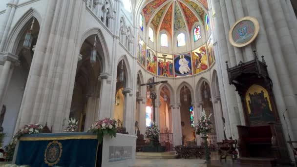 マドリードのアルムデナ大聖堂の主要な祭壇につながる中央通路 — ストック動画