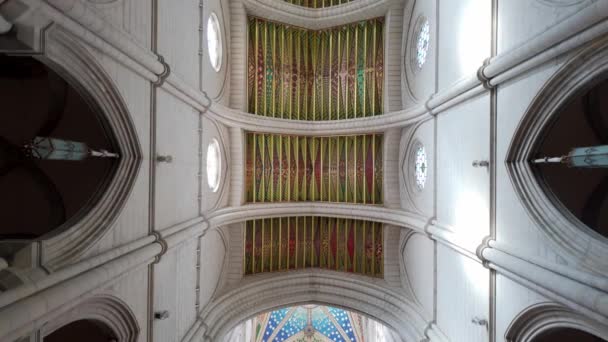 Velká Výška Kamenných Sloupů Které Podpírají Střechu Katedrály Almudena Madrid — Stock video