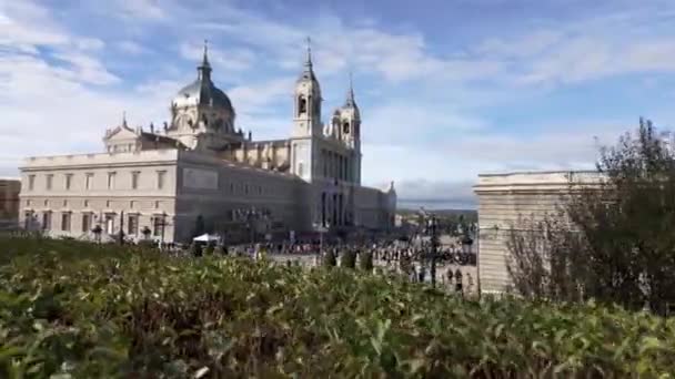 スペインの首都マドリードの観光スポット 偉大なアルムデナ大聖堂の外観 — ストック動画