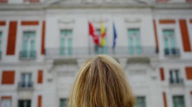 Madrid, İspanya 'daki Puerta del Sol' a bakan turist kadın arkasını döndü.