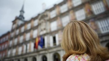 Madrid, İspanya 'daki Plaza Belediye Başkanı binalarının önündeki turist kadın.