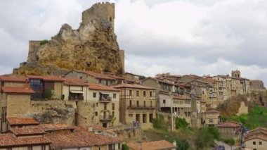 Ortaçağ 'ın güzel köyü Frias' ın panoramik manzarası, Burgos bölgesindeki bir tepenin üzerinde yer alıyor.