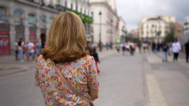 Туристическая Женщина Отдыхает Мадриде Пуэрта Дель Соль Другие Туристы Прогулки — стоковое видео