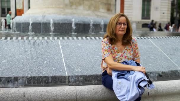 マドリッドピエルタデルソルの噴水で休む観光女性 — ストック動画