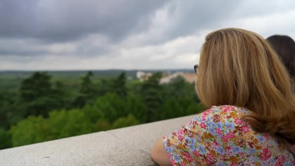 スペインのマドリードのテラスから街の景色を眺める観光女性 — ストック動画
