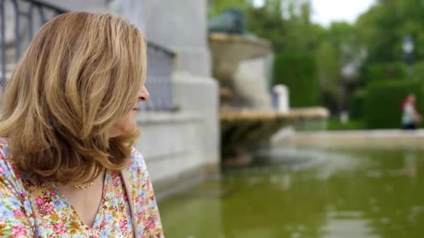 Turystka Odpoczywająca Fontannie Ogrodach Pałacu Królewskiego Madrycie — Wideo stockowe