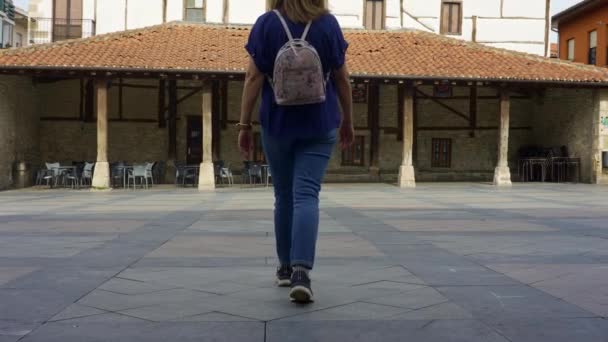 Vrouwelijke Toerist Wandelend Door Straten Van Het Baskische Dorpje Salvatierra — Stockvideo