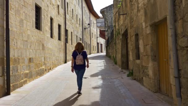Turystka Spacerująca Ulicami Baskijskiej Wioski Salvatierra Północnej Hiszpanii — Wideo stockowe