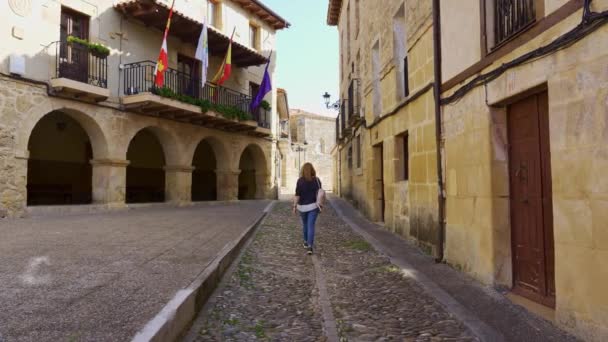 Turista Paseando Por Las Calles Adoquinadas Del Pueblo Medieval Frias — Vídeos de Stock