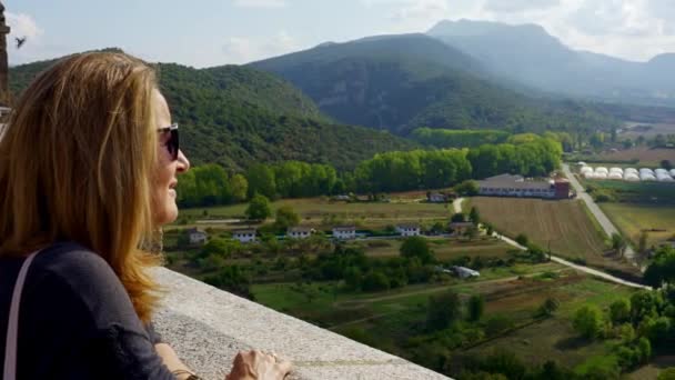 Mujer Turista Disfrutando Las Impresionantes Vistas Del Valle Los Pies — Vídeo de stock
