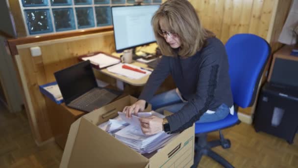 白人妇女在家进行电子通勤 在纸板箱中整理和归档文件 — 图库视频影像