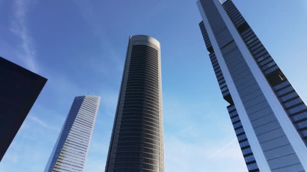 Τέσσερις Πύργοι Ουρανοξύστη Στη Μαδρίτη Μια Ηλιόλουστη Μέρα Μπλε Ουρανό — Αρχείο Βίντεο