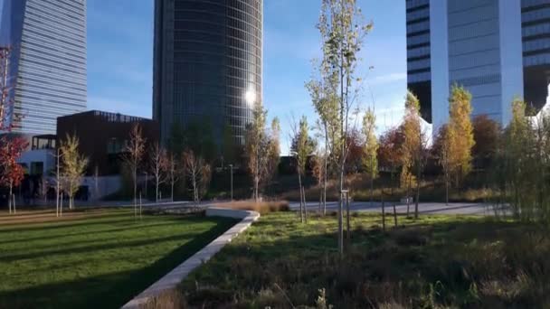 Οικονομική Περιοχή Madrids Τους Τέσσερις Πύργους Ουρανοξύστη Μια Ηλιόλουστη Μέρα — Αρχείο Βίντεο