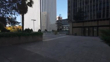 Modern çelik ve cam binalar Madrid 'in merkezinde büyük şirketlere ev sahipliği yapıyor..