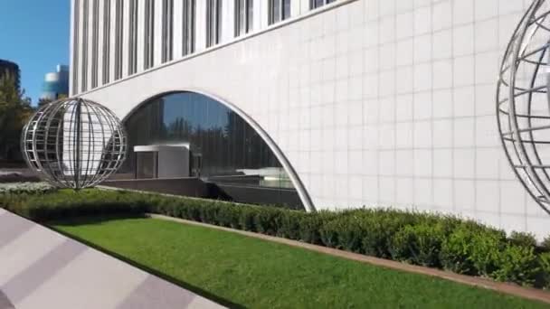 現代の鋼鉄およびガラス ビルはマドリードの中心に大きい会社を収容します — ストック動画