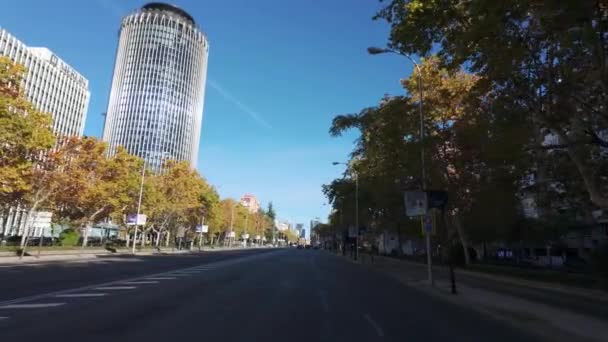 マドリードのパセオ カステラーナ 金融地区の高層ビル — ストック動画