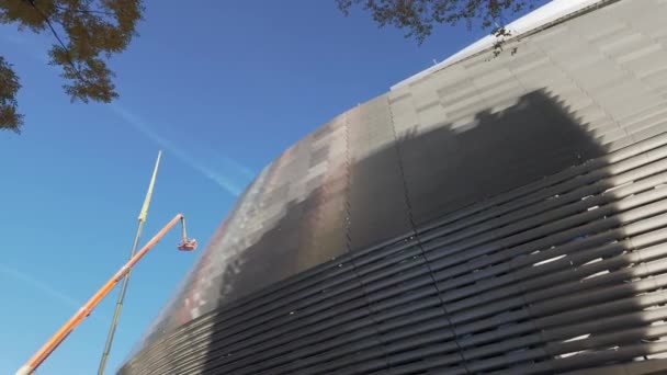 グレートリアルマドリードスタジアム 建物の改装で動作クレーン付き — ストック動画