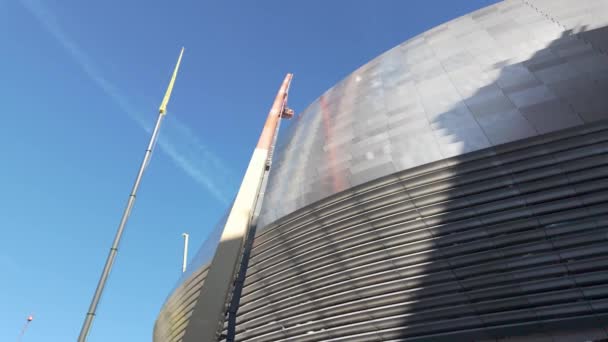 リアルマドリードのサッカースタジアムの外装面を固定するクレーン — ストック動画