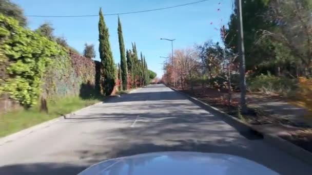 マドリードのトレカントスの町に入る道路を運転する車 — ストック動画