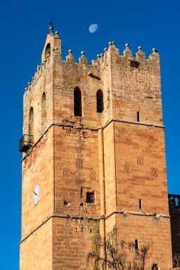 Siguenza Ortaçağ Katedrali 'nin kulesi. Mavi gökyüzünde dolunay var, İspanya.