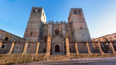 Güneşli bir günde yüksek kuleleri olan Siguenza Ortaçağ Katedrali 'nin kapısı, Castilla La Mancha