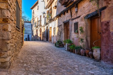 Siguenza, Guadalajara 'da eski taş evleri ve saksıları olan resimli bir sokak.