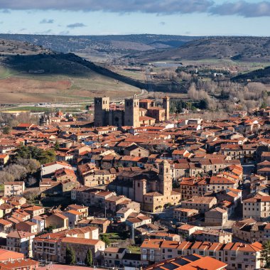 Ortaçağ şehri Siguenza 'nın panoramik manzarası, merkezinde antik katedrali, Castilla La Mancha