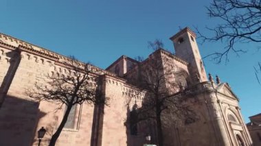 Eski Siguenza, Kastilya-La Mancha kasabasında yüksek kuleleri olan ortaçağ taş katedrali.