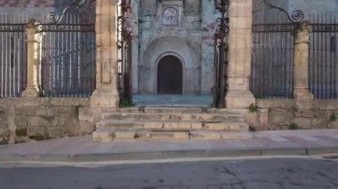 Eski Siguenza, Kastilya-La Mancha kasabasında yüksek kuleleri olan ortaçağ taş katedrali.