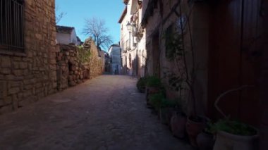 İspanya 'nın Siguenza kentindeki taş evler ve kaldırım taşı döşemelerle dolu pitoresk bir sokak.