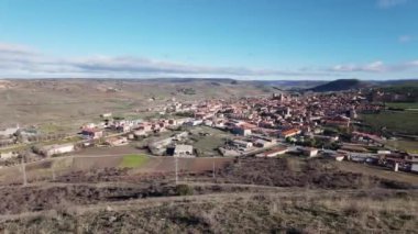 Ortaçağ Siguenza kasabasının panoramik manzarası çevredeki dağların tepesinden, Guadalajara.