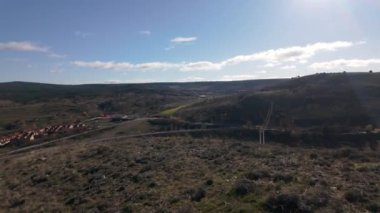 Ortaçağ Siguenza kasabasının panoramik manzarası çevredeki dağların tepesinden, Guadalajara.