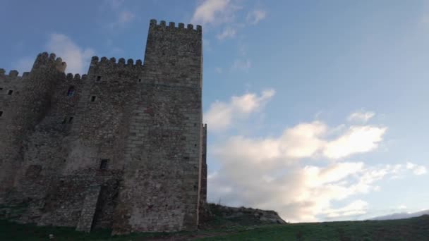 グアダラハラの丘の上に位置する古いシグエンツァの古い町の中世の城 — ストック動画