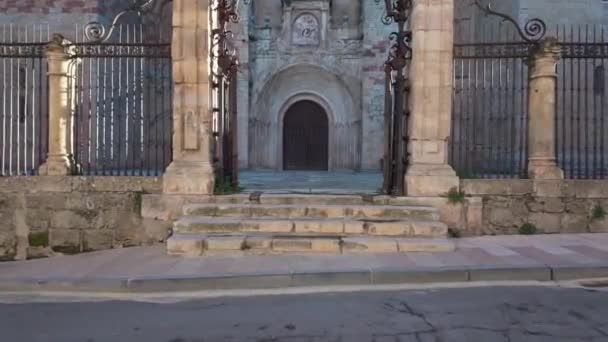 カスティーリャ マンチャの旧市街の高い塔を持つ中世の石の大聖堂 — ストック動画