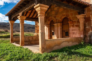 Palazuelos, Guadalajara 'nın giriş yolunun yanındaki ortaçağ tarzında küçük bir taş şapel.