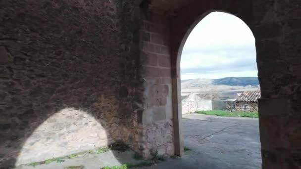 Каменная Стена Арочными Воротами Входа Средневековый Город Палазуэлос Гвадалахара — стоковое видео