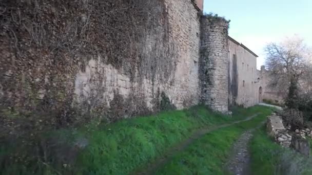 中世の壁 パラジエロスの村でぶら下がるワイン シグエン — ストック動画
