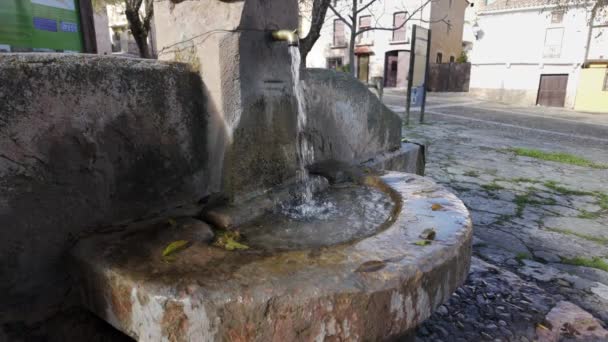 Каменный Фонтан Ручей Пресной Воды Падает Живописной Деревне Palazuelos — стоковое видео