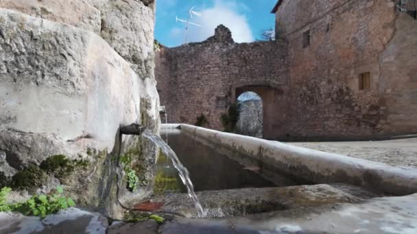 中世の村 グアダラハラの入口アーチと石の水噴水 — ストック動画