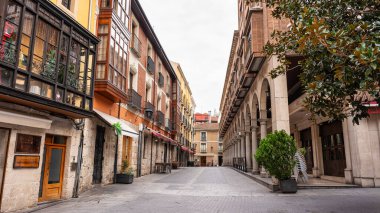 İspanya 'nın tarihi binalarında atari salonlarıyla Valladolid şehrindeki Picturesque Caddesi.
