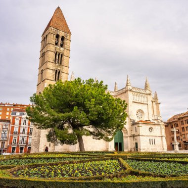 Santa Maria de la Antigua Kilisesi ortaçağ Valladolid şehrinin tarihi merkezinde.