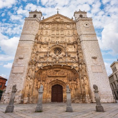 İspanya Valladolid 'in tarihi merkezinde San Pablo' nun etkileyici kilisesinin kapısı.