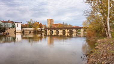 Puente Belediye Başkanı İspanya 'nın Valladolid kentindeki Pisuerga Nehri' ni geçiyor.
